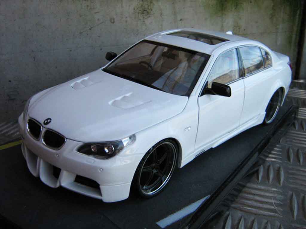 https://www.alldiecast.us/images/images_miniatures/bmw_m5_e60_blanche_ac_schnitzer_img5970bl8.jpg