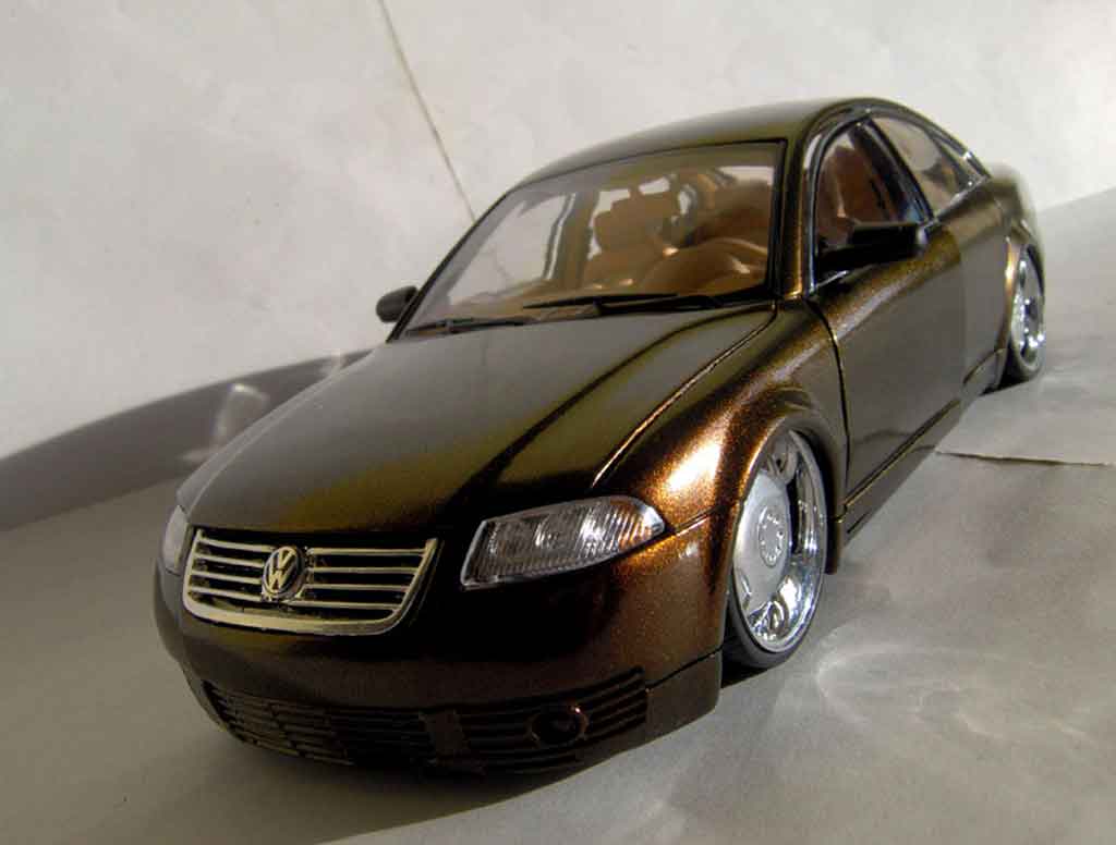 Diecast model cars Volkswagen Passat 1/18 Welly dub peinture