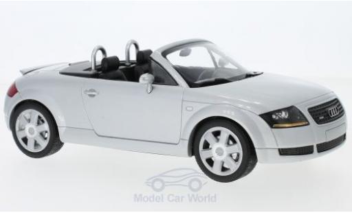Auto, Audi TT Roadster 1.8 T, Cabrio, Modell 1998-, Silber, Jahresansicht  ins Boot, Technik/Zubehör, Zubehör Stockfotografie - Alamy